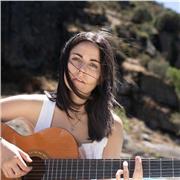 Graduada en musicología y guitarrista con 7 años de experiencia en escenarios, enseña guitarra, ukelele para todos los niveles. ¡A